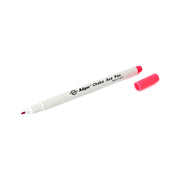 Ein weißer „Chako Ace“-Stift von BOHIN France, der üblicherweise als wasserlöslicher Stift und Markierstift zum Übertragen von Stickvorlagen verwendet wird, liegt mit abgenommener rosa Kappe auf einem weißen Hintergrund.