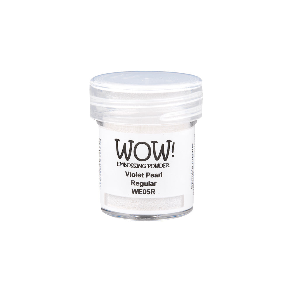 WOW Embossing Powder in Violet Pearl wird in einer kleinen durchsichtigen Dose mit weißem Deckel und schwarzem Etikett geliefert - ideal für die Verwendung mit Ihrem bevorzugten Embossing-Farbkissen oder Heißprägewerkzeug.