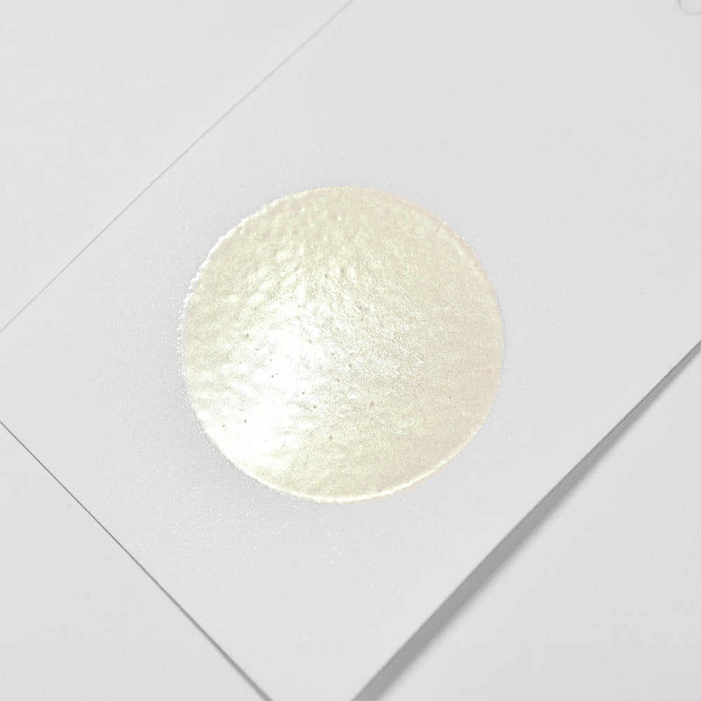 Ein strukturierter, metallisch goldener Kreis, der mit WOW Embossing Powder und einem Heißprägewerkzeug auf weißem Papier hergestellt wurde.