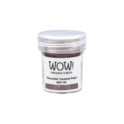 Eine kleine durchsichtige Dose WOW Embossing Powder in Chocolate Caramel Pearl (WE11R) auf weißem Hintergrund - ideal für die Verwendung mit Ihrem Lieblings-Embossing Stempelkissen oder einem Embossing Föhn für wunderschöne Effekte.
