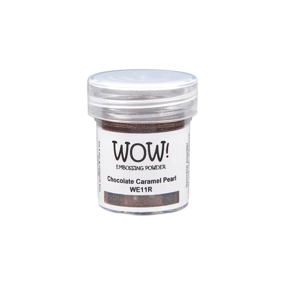 Eine kleine durchsichtige Dose WOW Embossing Powder in Chocolate Caramel Pearl (WE11R) auf weißem Hintergrund - ideal für die Verwendung mit Ihrem Lieblings-Embossing Stempelkissen oder einem Embossing Föhn für wunderschöne Effekte.