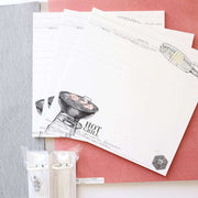 Drei Blätter von Alexandra Renke-Briefpapier mit Grill- und Food-Illustrationen - ideal für Ihr eigenes Handmade Cooking Book oder Rezeptbuch - werden neben zwei verpackten weißen Spendern gezeigt.