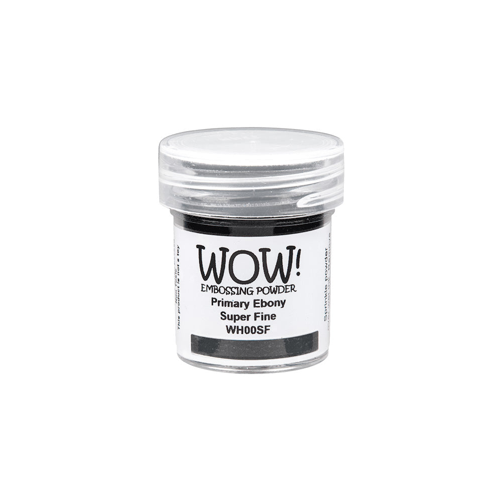 Eine kleine Dose WOW Embossing Powder Primary Ebony Super Fine mit klarem Deckel steht auf einem weißen Hintergrund.