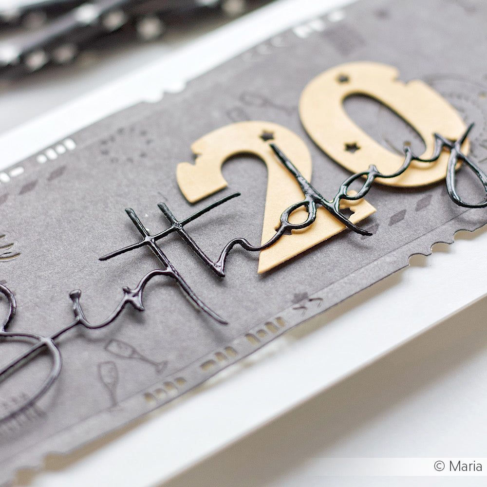 Nahaufnahme einer handgefertigten Geburtstagskarte mit "20" und "Geburtstag" auf grauem, ticketförmigem Hintergrund, akzentuiert mit schimmernden Details, die mit WOW Embossing Powder erstellt wurden.