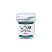 WOW Embossing Powder's Primary Evergreen WH03R ist ein kleines Plastikgefäß, das mit leuchtend grünem Pulver gefüllt ist - perfekt für die Verwendung mit Ihrem bevorzugten Heißprägewerkzeug oder Stempelkissen.