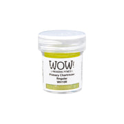 Kleines Döschen mit WOW Embossing Powder Primary Chartreuse Embossingpulver mit klarem Deckel auf weißem Hintergrund. Ideal für die Verwendung mit einem Heißprägewerkzeug oder Ihrem bevorzugten Prägekissen.