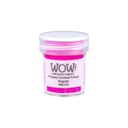 Eine kleine Dose WOW Embossing Powder Primary Fuchsia Fusion mit durchsichtigem Deckel und rosa Etikett - ideal für die Verwendung mit Ihren WOW Embossing Powder Tools.
