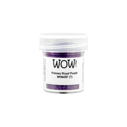Ein kleines Plastikgefäß mit der Aufschrift WOW Embossing Powder in Primary Royal Purple, gefüllt mit leuchtend violettem Embossing-Pulver, steht auf einem weißen Hintergrund.