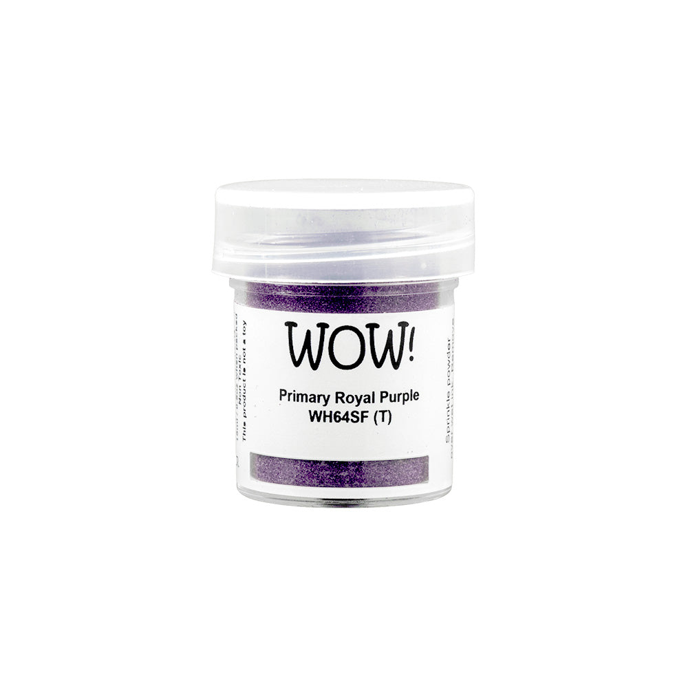 Ein kleines Plastikgefäß mit der Aufschrift WOW Embossing Powder in Primary Royal Purple, gefüllt mit leuchtend violettem Embossing-Pulver, steht auf einem weißen Hintergrund.