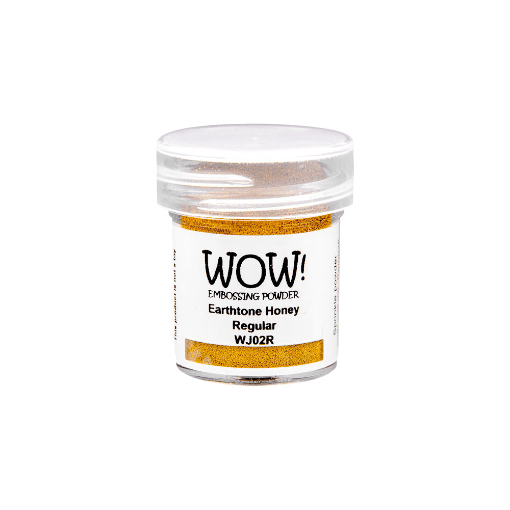 Eine kleine Dose WOW Embossing Powder in der Farbe Earthtone Honey Regular wird vor einem weißen Hintergrund gezeigt.