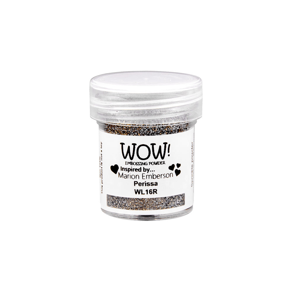 Kleines durchsichtiges Gefäß mit der Aufschrift WOW Embossing Powder, Perissa WL16R. Inspiriert von Marion Emberson. Kombinieren Sie dieses WOW Embossing Powder-Produkt mit einem Heißprägewerkzeug, um makellose und gestochen scharfe Designs zu erhalten.