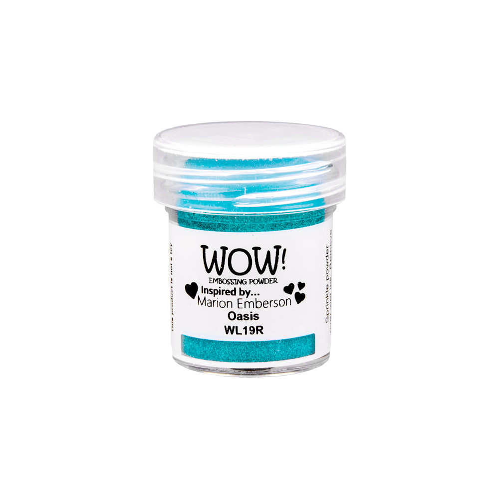 Eine kleine Dose WOW Embossing Powder in Oasis Blau mit durchsichtigem Deckel und weißem Etikett, ideal für die Verwendung mit Ihrem bevorzugten Heißprägewerkzeug oder Stempelkissen.