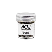 WOW Embossing Powder in Black Magic (WL25X) ist ein kleiner Behälter, der mit schwarzem Pulver gefüllt ist - ideal, um mit einem Embossing-Pad oder einem Heißprägewerkzeug kräftige Prägeeffekte zu erzielen.
