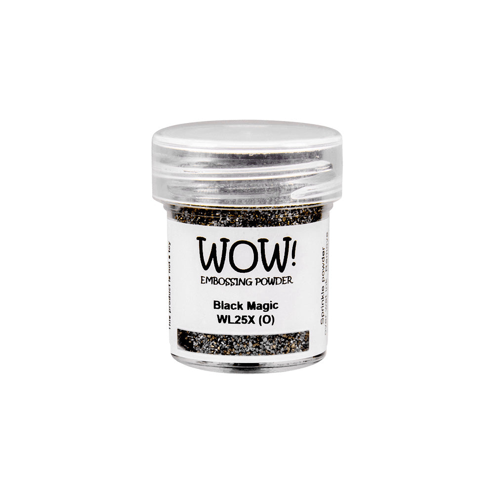 WOW Embossing Powder in Black Magic (WL25X) ist ein kleiner Behälter, der mit schwarzem Pulver gefüllt ist - ideal, um mit einem Embossing-Pad oder einem Heißprägewerkzeug kräftige Prägeeffekte zu erzielen.