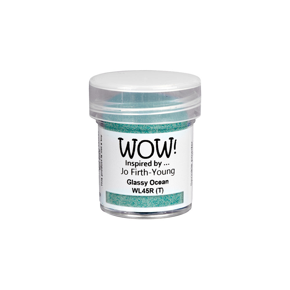 Kleines durchsichtiges Döschen WOW Embossing Powder Glassy Ocean mit weißem Etikett und blaugrünem Pulver - ideal für die Verwendung mit Ihrem Lieblings-Embossing Föhn oder Embossing Stempelkissen.
