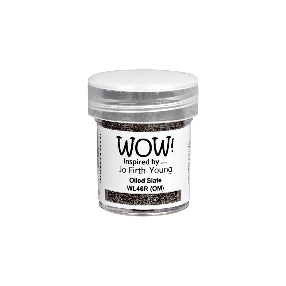 Kleines Plastikgefäß mit der Aufschrift WOW Embossing Powder Oiled Slate und einem durchsichtigen Deckel. Ideal für kreative Projekte und passt perfekt zu Ihrem bevorzugten Heißprägewerkzeug oder Stempelkissen. Marke: WOW Embossing-Pulver.