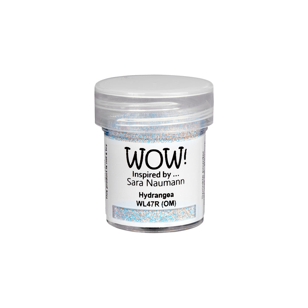 Eine kleine Dose WOW Embossing Powder im Farbton Hydrangea, inspiriert von Sara Naumann - ideal für die Kombination mit Ihrem Lieblings-Embossing Stempelkissen.