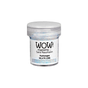 Eine kleine Dose WOW Embossing Powder im Farbton Hydrangea, inspiriert von Sara Naumann - ideal für die Kombination mit Ihrem Lieblings-Embossing Stempelkissen.