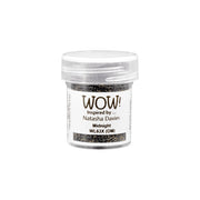 Eine kleine Dose WOW Embossing Powder in Midnight von Natasha Davies mit einem durchsichtigen Deckel, ideal für die Verwendung mit Ihrem bevorzugten Heißprägewerkzeug oder Stempelkissen.