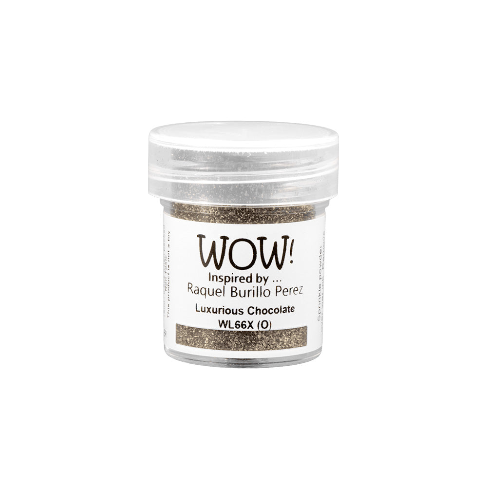 Eine kleine Dose WOW Embossing Powder - ein luxuriöser Schokoladenton mit klarem Deckel - steht auf einem weißen Hintergrund, ideal für die Verwendung mit Ihrem Heißprägewerkzeug oder Ihrem bevorzugten Stempelkissen.