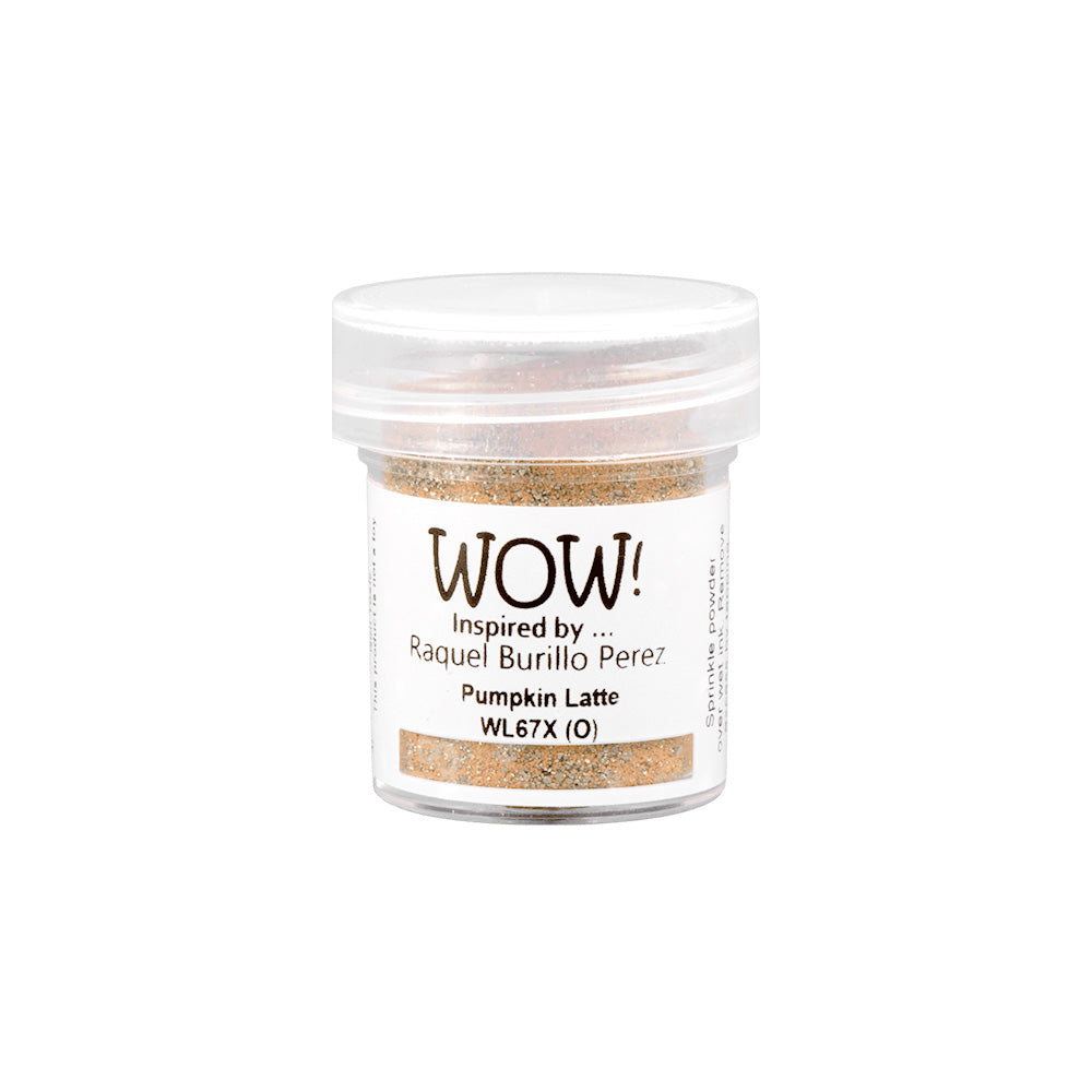 Eine kleine Dose WOW Embossing Powder Pumpkin Latte mit durchsichtigem Deckel und Goldpulver - ideal für die Verwendung mit Ihrem Embossing Stempelkissen oder Embossing Föhn für wunderschöne kreative Effekte.