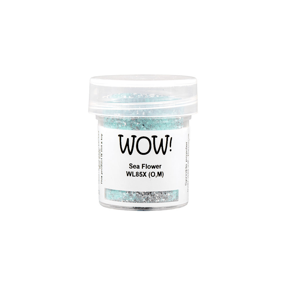 Kleines durchsichtiges Plastikgefäß mit der Aufschrift WOW! Sea Flower, mit blassblauem und weißem Embossingpulver von WOW Embossing Powder.