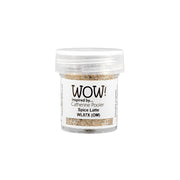 Eine kleine Dose WOW Embossing Powder Spice Latte mit durchsichtigem Deckel und weißem Etikett, ideal für die Verwendung mit Ihrem bevorzugten Embossing-Farbkissen und Heißprägewerkzeug, um atemberaubende Projekte zu kreieren.