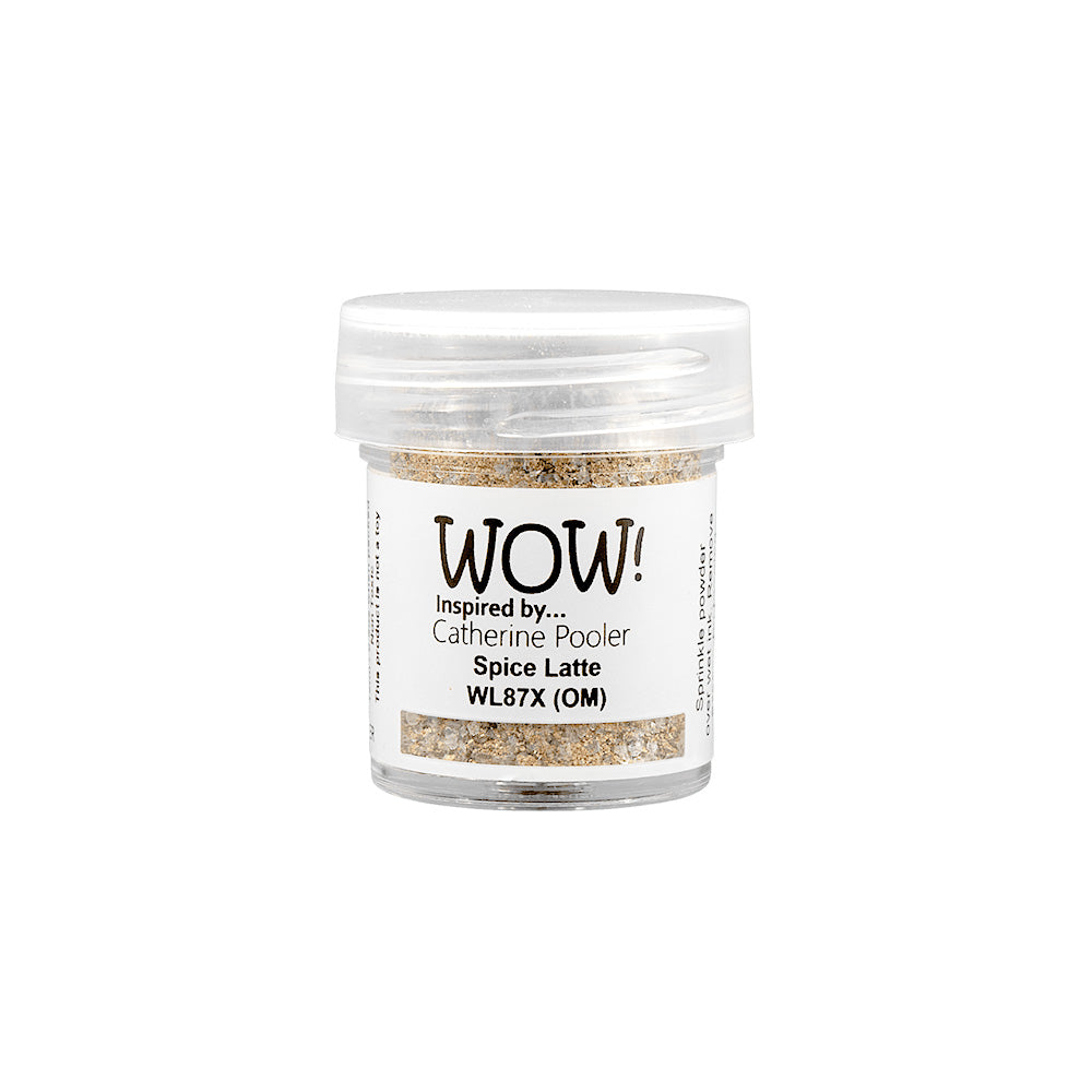 Eine kleine Dose WOW Embossing Powder Spice Latte mit durchsichtigem Deckel und weißem Etikett, ideal für die Verwendung mit Ihrem bevorzugten Embossing-Farbkissen und Heißprägewerkzeug, um atemberaubende Projekte zu kreieren.