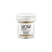 Eine kleine Dose WOW Embossing Powder in der Farbe Macchiato mit einem durchsichtigen Deckel steht auf einem weißen Hintergrund - ideal für die Verwendung mit Ihrem bevorzugten Heißprägewerkzeug oder Stempelkissen.