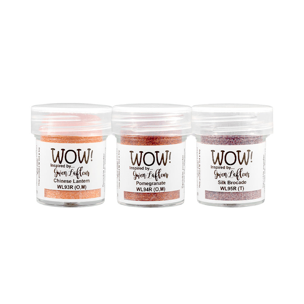 Drei Dosen WOW Embossing Powder in den Farben Chinese Lantern, Pomegranate und Silk Brocade sind nebeneinander ausgestellt - ideal für die Verwendung mit Ihren bevorzugten Embossing-Tintenkissen oder Heißprägewerkzeugen.