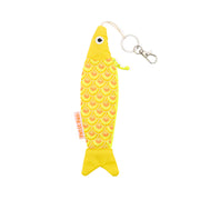 Gelber, fischförmiger Schlüsselanhänger-Beutel von Petit Pan mit gemustertem Baumwollkörper, Reißverschluss und einem Metall-Schlüsselringverschluss. Das verspielte Design besticht durch Akzente in Neonfarben und ist damit sowohl praktisch als auch ein echter Blickfang.