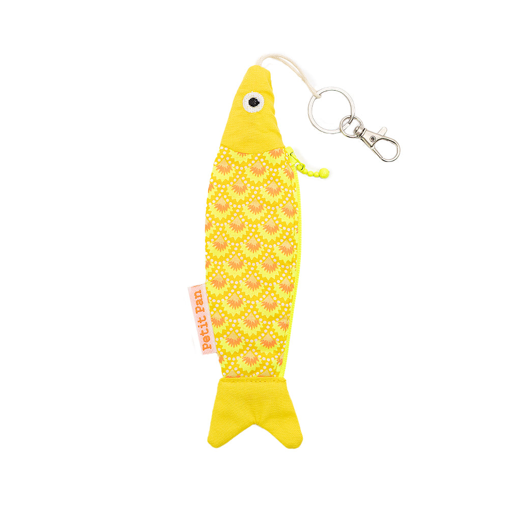 Gelber, fischförmiger Schlüsselanhänger-Beutel von Petit Pan mit gemustertem Baumwollkörper, Reißverschluss und einem Metall-Schlüsselringverschluss. Das verspielte Design besticht durch Akzente in Neonfarben und ist damit sowohl praktisch als auch ein echter Blickfang.