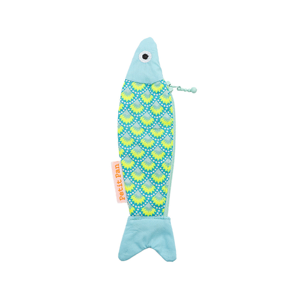 Fischförmiges Stoff-Federmäppchen von Petit Pan, gefertigt aus weicher Baumwolle mit einem blau-grünen Schuppenmuster in dezenten Neonfarben, mit Reißverschluss und einem kleinen Etikett an der Seite.