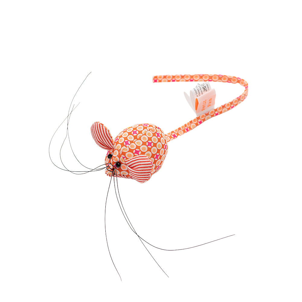 Maus-Katzenspielzeug aus orange gemustertem „Petit Pan“-Stoff, mit langen Schnurrhaaren, einem Schwanz und einem angenähten weißen Anhänger – ideal als verspielte Maus oder als verspieltes Nadelkissen.