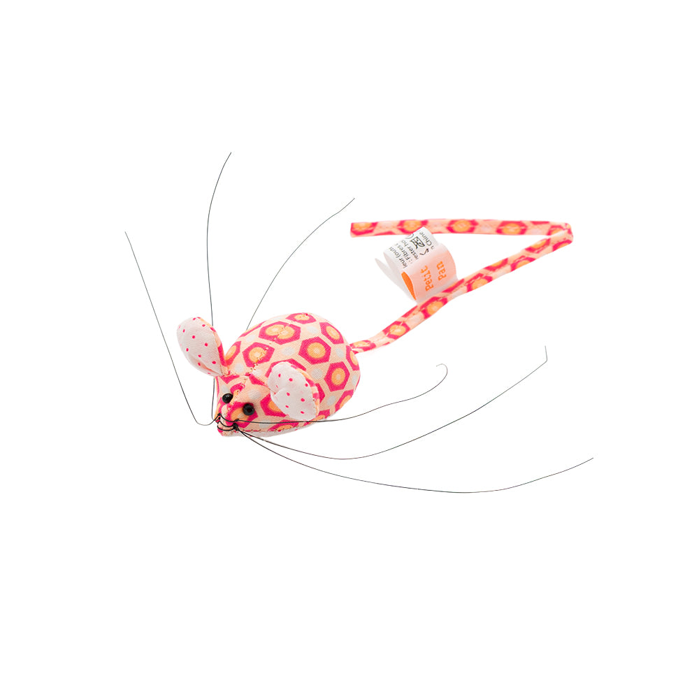 Eine Spielzeugmaus von Petit Pan mit rosa-weißem Sechseckmuster, langen Schnurrhaaren und einem Anhänger, die an ein bezauberndes Nadelkissen erinnert und vor einem weißen Hintergrund präsentiert wird.
