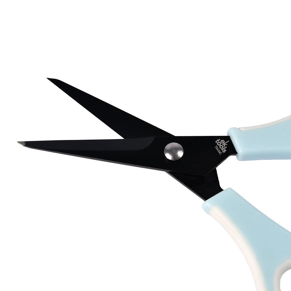 Die Scheren von EK tools haben hellblaue und weiße Griffe, leicht geöffnete schwarze Klingen mit einer Antihaftbeschichtung für einen glatten Schnitt.