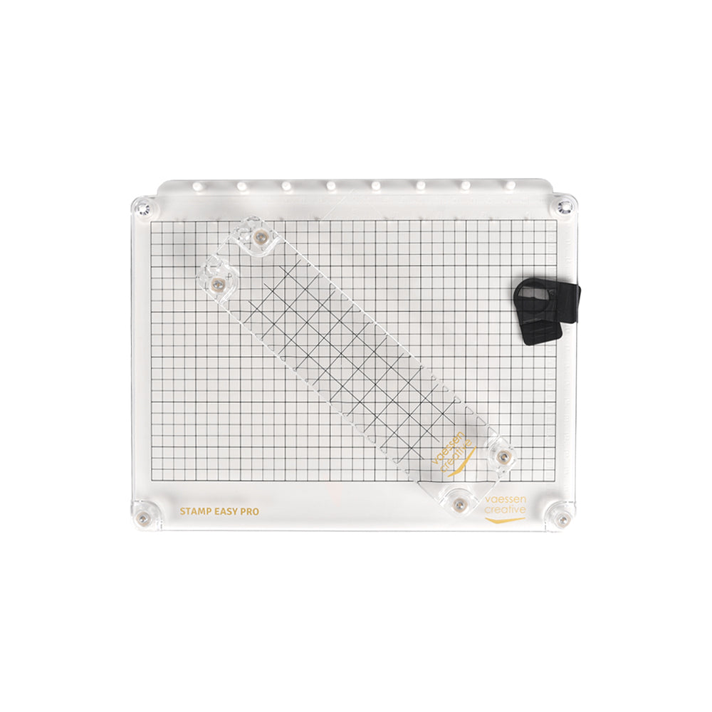 Die Vaessen Stamp Easy Pro Stempelhilfe verfügt über einen gerasterten Boden und eine aufklappbare Acrylplatte und bietet eine große Stempelfläche für präzise Stempelprojekte.