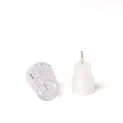 Zwei Klebekappen aus klarem Kunststoff von Tonic Studios, die für Präzisionsdüsen entworfen wurden, sind auf weißem Hintergrund abgebildet - eine aufrecht stehend und eine auf der Seite liegend.