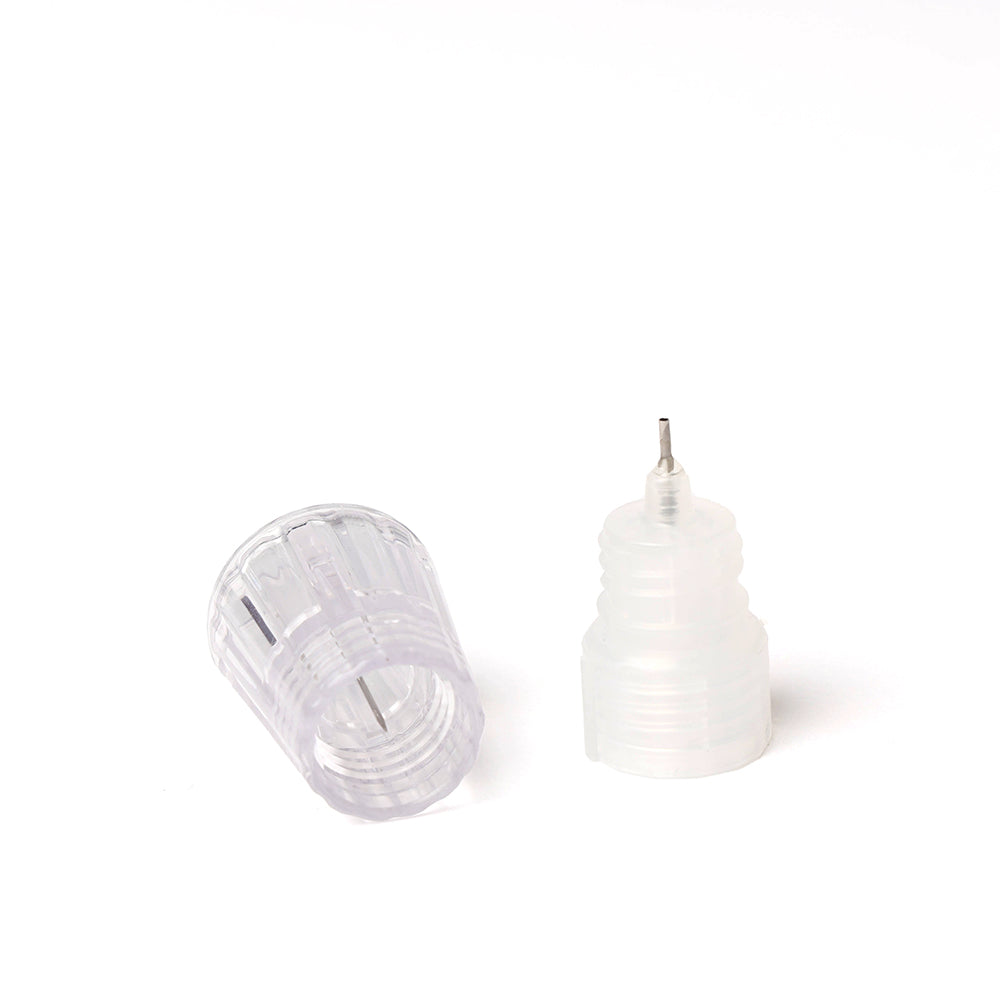 Zwei Klebekappen aus klarem Kunststoff von Tonic Studios, die für Präzisionsdüsen entworfen wurden, sind auf weißem Hintergrund abgebildet - eine aufrecht stehend und eine auf der Seite liegend.