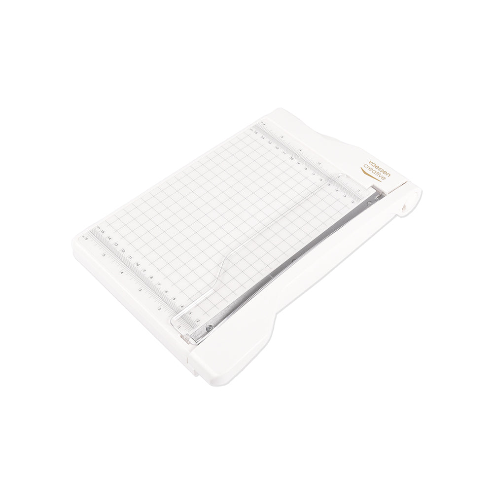 Der Vaessen Papierschneider mit klarem Lineal, Rasterlinien und weißem Sockel sorgt für präzises Schneiden - ideal als Papierschneider für alle Ihre Bastelprojekte.