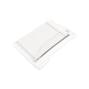 Der Vaessen Papierschneider mit klarem Lineal, Rasterlinien und weißem Sockel sorgt für präzises Schneiden - ideal als Papierschneider für alle Ihre Bastelprojekte.