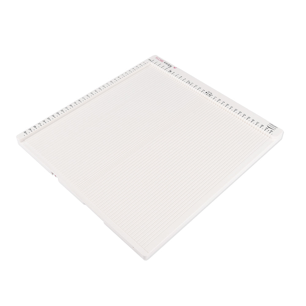 Das weiße Falzbrett von Vaessen verfügt über Messmarkierungen an der oberen und linken Kante und ist somit ideal für Bastelarbeiten, Papierfalten und Scrapbooking. Sorgen Sie mit diesem vielseitigen Falzbrett für präzise Falzungen bei all Ihren kreativen Projekten.