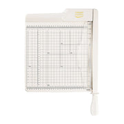 Der Vaessen Guillotine-Papierschneider verfügt über ein Gitter, ein Lineal, einen weißen Griff und "Vaessen Creative" in gelber Schrift.