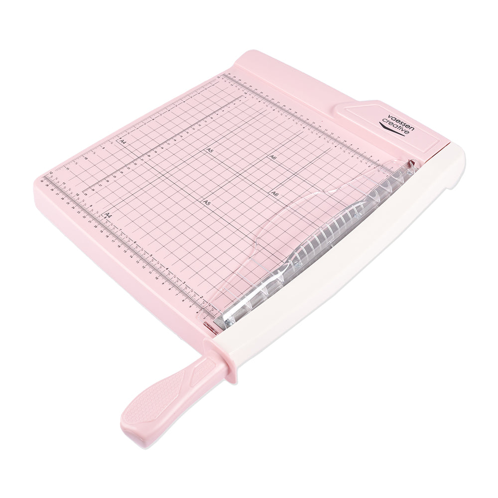Vaessen rosa-weißer Papierschneider mit Gitteroberfläche und Griff, ideal zum Schneiden von geraden Linien bei all Ihren Bastelprojekten.