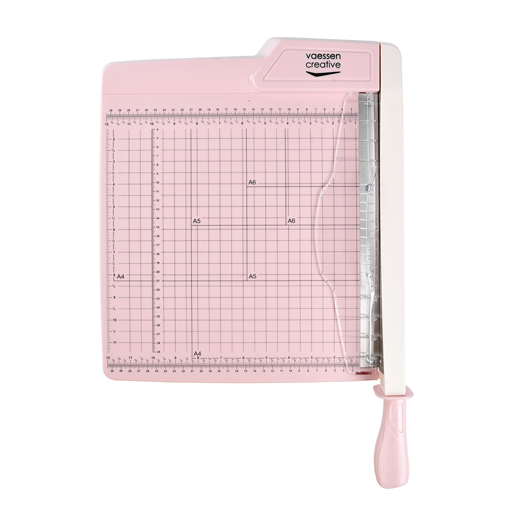 Der Vaessen rosa Papierschneider mit Rasterlinien, beschrifteten Maßen und einem rechtsseitigen Griff ist perfekt für präzise Schnitte bei all Ihren Bastelprojekten.