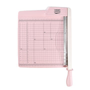 Der Vaessen rosa Papierschneider mit Rasterlinien, beschrifteten Maßen und einem rechtsseitigen Griff ist perfekt für präzise Schnitte bei all Ihren Bastelprojekten.