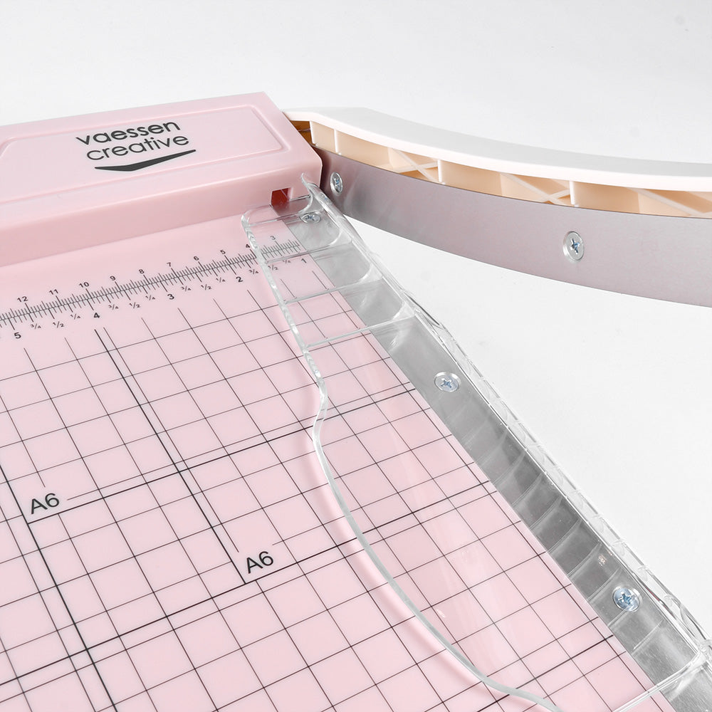 Vaessen rosa Papierschneider mit klarem Lineal, Raster für A5/A6 Format und weißem Schneidearm - ideal für Bastelprojekte und präzisen Papierbeschnitt.