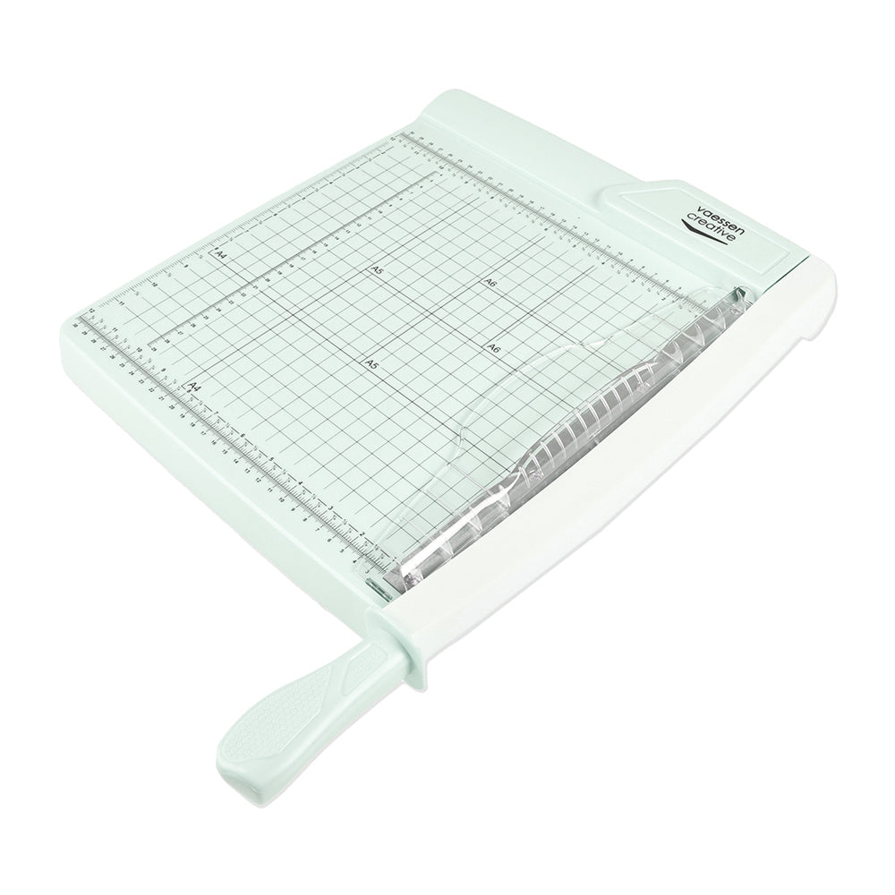 Der Vaessen Papierschneider verfügt über ein Rasterlineal, einen hellen Sockel und einen stabilen Griff - perfekt für präzise Papierschnitte und ideal für Bastelprojekte.