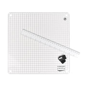 Eine selbstheilende Vaessen Schneidematte mit Quadratgitter, auf der ein Lineal und ein schwarzes Bastel-Universalmesser liegen.