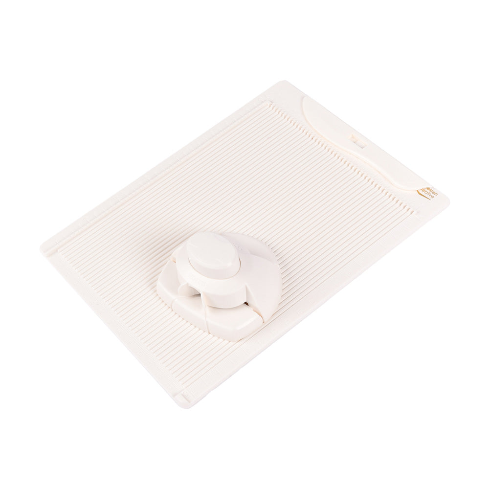 Der weiße Vaessen Mandolinenschneider mit verstellbarer Klinge sitzt auf einer gerippten Schneidefläche, perfekt zum Vorbereiten von Zutaten, bevor Sie Projekte wie Geschenkverpackungen falten oder Ihre Falzbrettkarten verwenden.